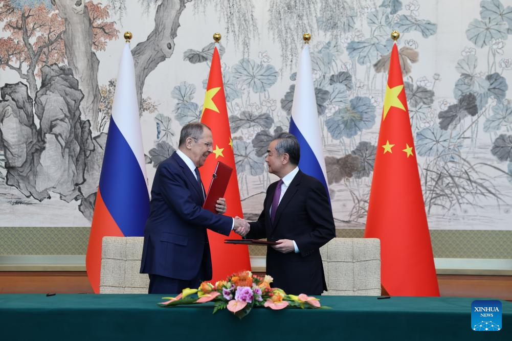 وزيرا خارجية الصين وروسيا يعقدان محادثات