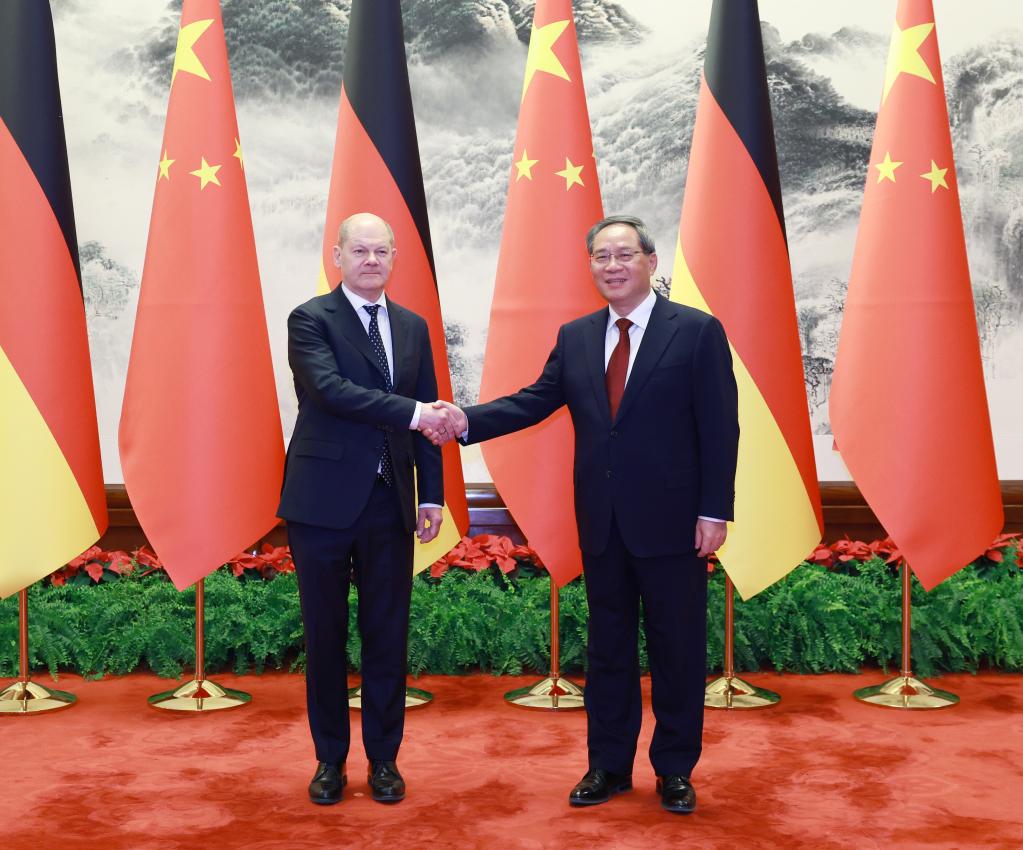 رئيس مجلس الدولة الصيني يعقد محادثات مع المستشار الألماني ويدعو إلى مستوى جديد من العلاقات الثنائية