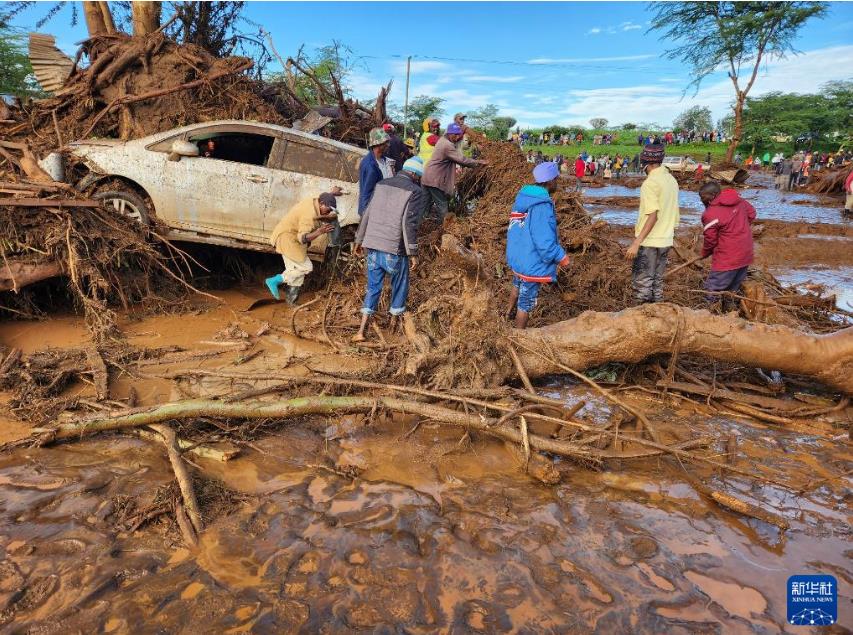 مصرع 40 شخصا على الأقل جراء انهيار سد في كينيا بسبب الأمطار الغزيرة