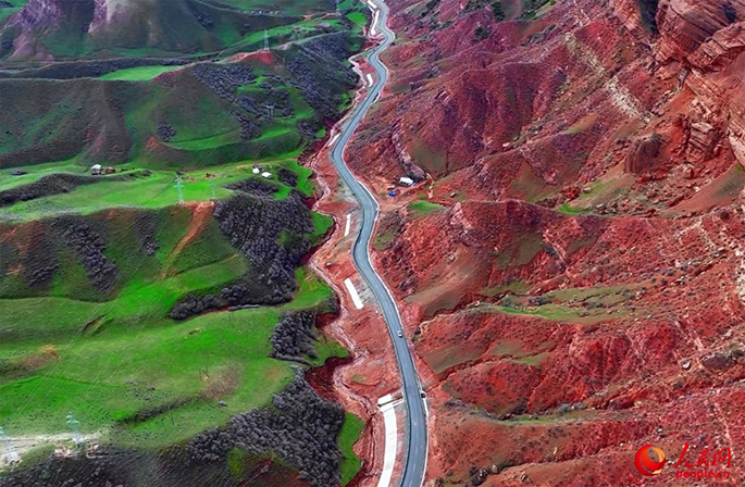 في شينجيانغ، طريق واحد يأخذك بين أربعة فصول