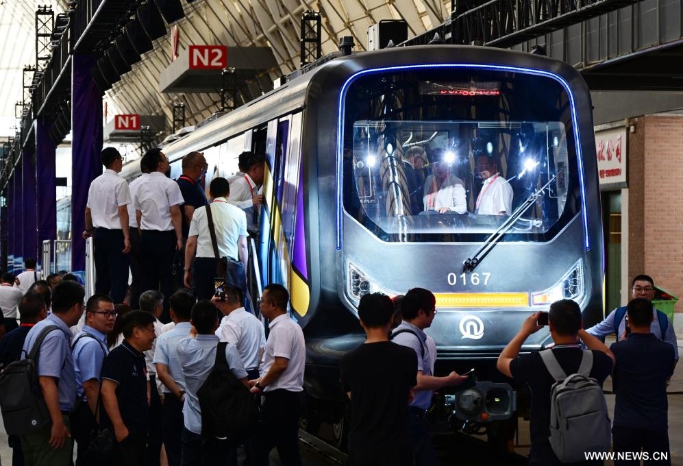 مدينة تشينغداو تختبر أول مترو أنفاق في العالم مصنوع من ألياف الكربون