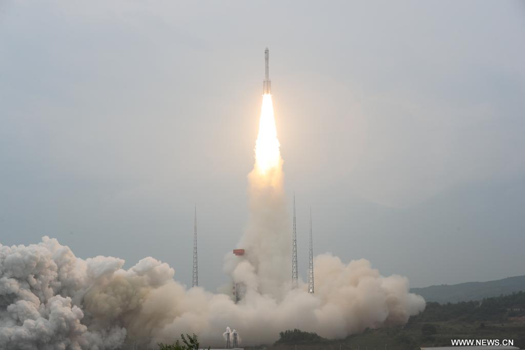 الصين تطلق بنجاح مجموعة أقمار اصطناعية جديدة