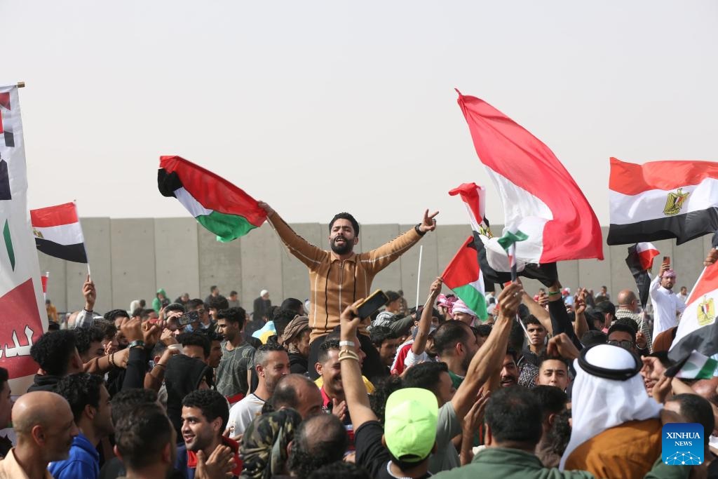 آلاف المصريين يحتشدون في العريش لرفض التهجير بالتزامن مع زيارة السيسي وماكرون