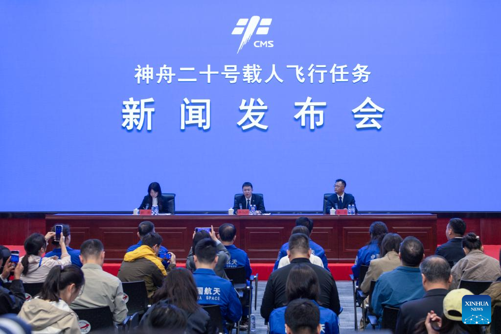 الصين تطلق سفينة الفضاء المأهولة