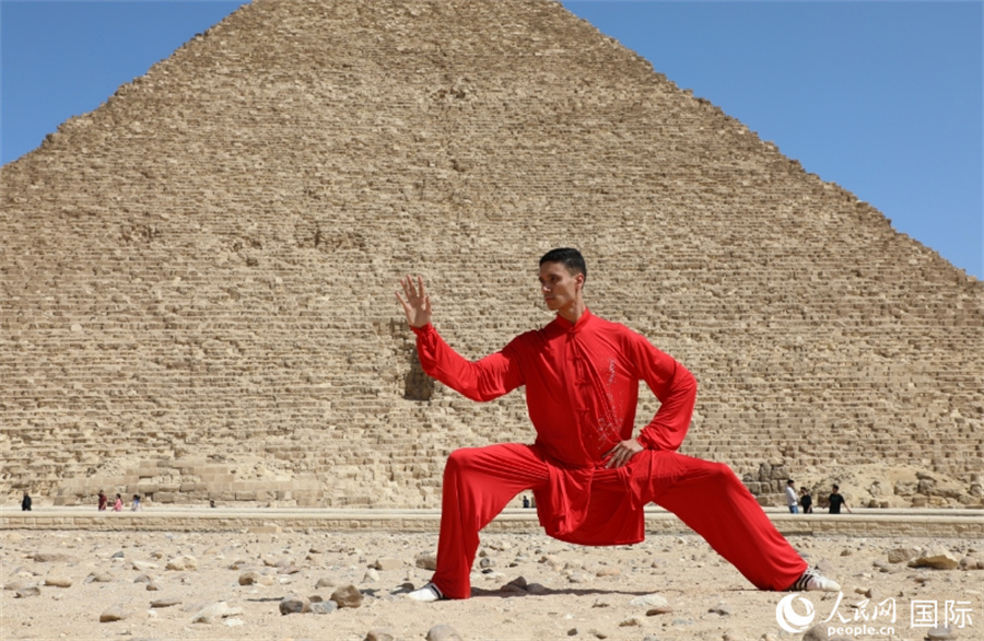 مصريون يمارسون التاي تشي أمام الأهرامات