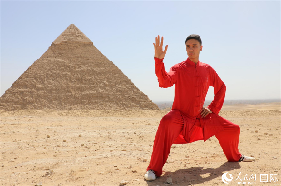 مصريون يمارسون التاي تشي أمام الأهرامات