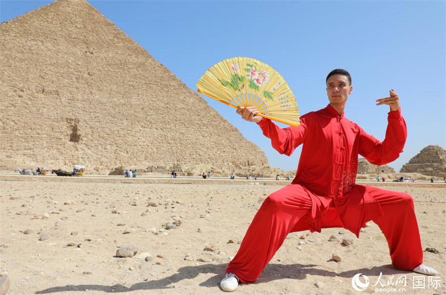 مصريون يمارسون التاي تشي أمام الأهرامات