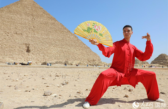 مصريون يمارسون التاي تشي أمام الأهرامات