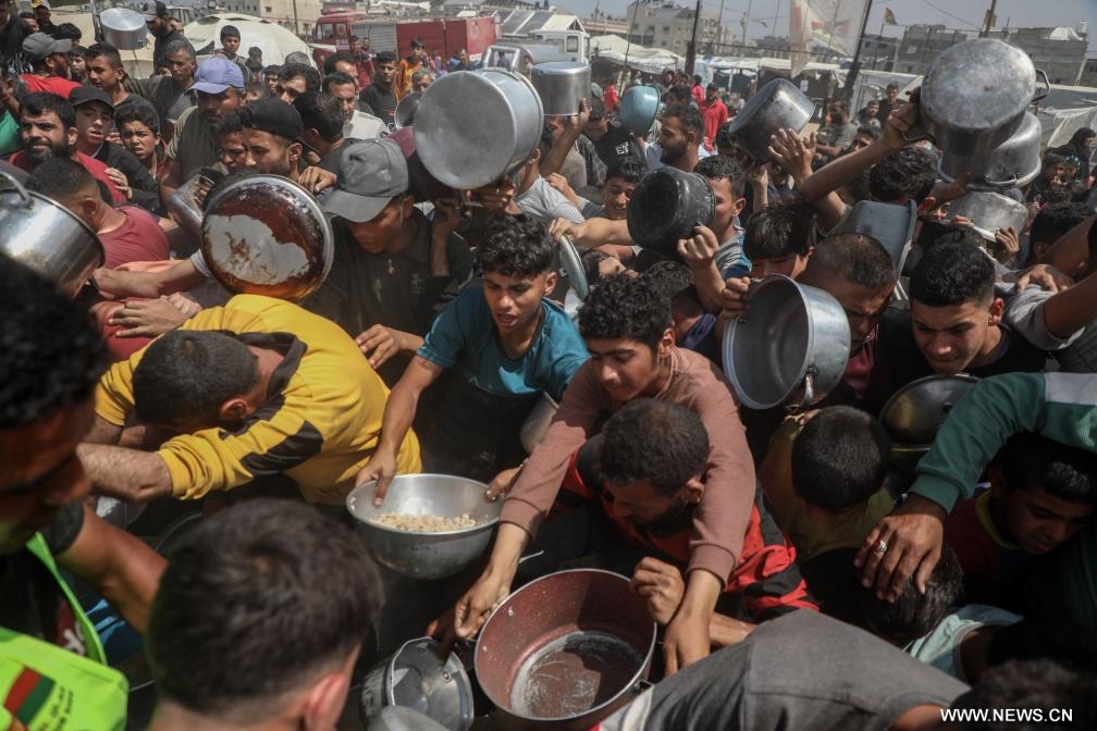 تزاحم الفلسطينيين على وجبات مجانية وسط تدهور الوضع الإنساني في قطاع غزة