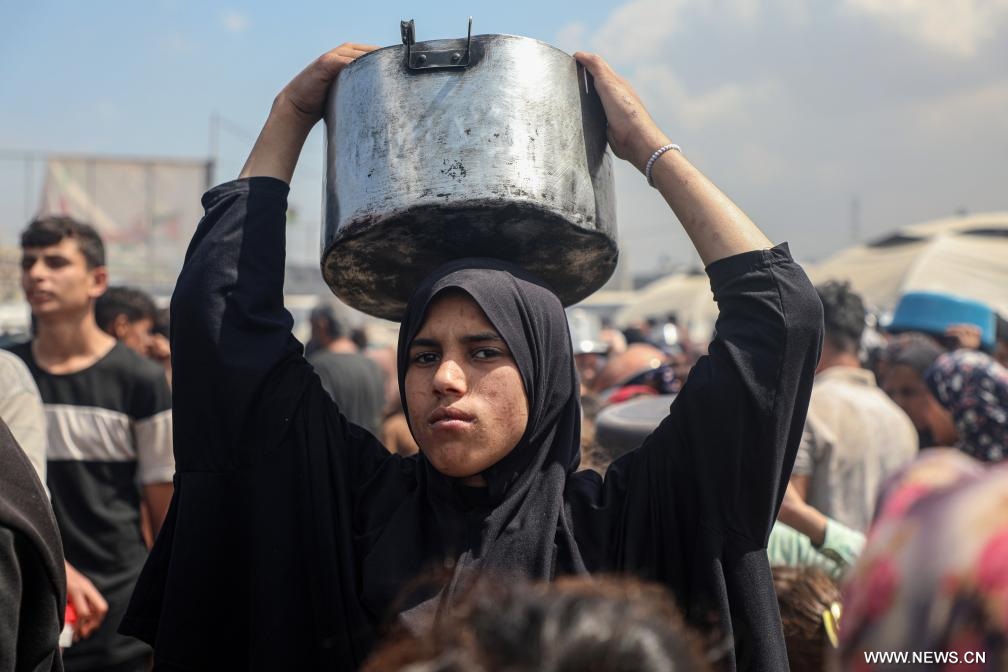 تزاحم الفلسطينيين على وجبات مجانية وسط تدهور الوضع الإنساني في قطاع غزة