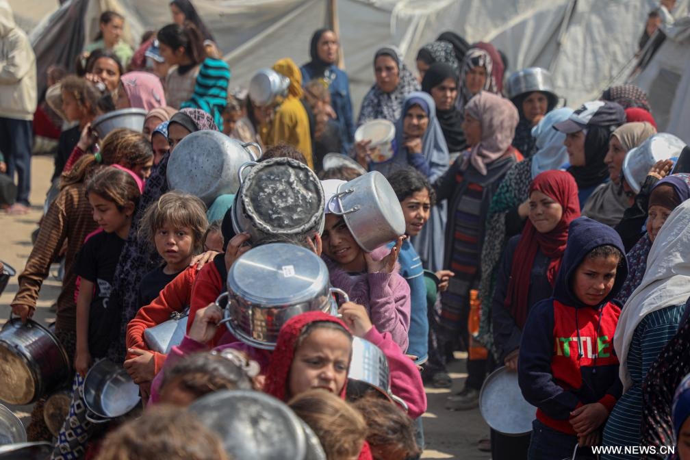 تزاحم الفلسطينيين على وجبات مجانية وسط تدهور الوضع الإنساني في قطاع غزة