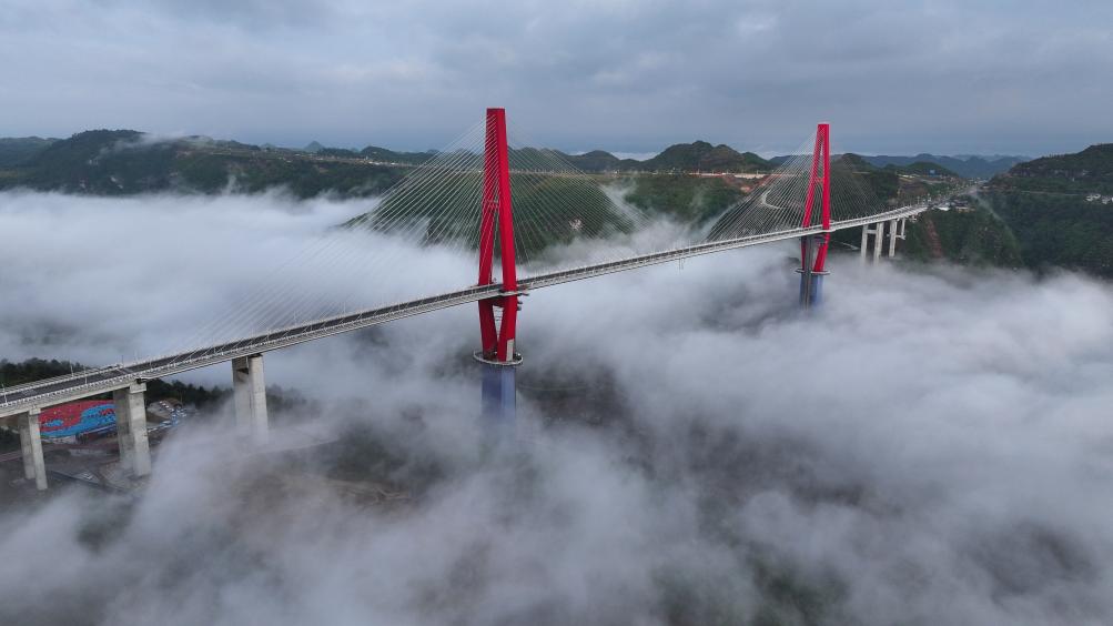 مشهد جوي لجسر ضخم بجنوب غربي الصين