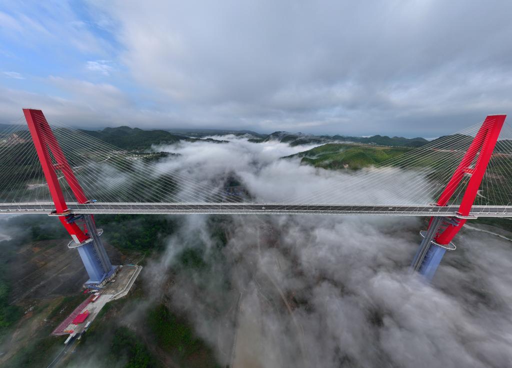 مشهد جوي لجسر ضخم بجنوب غربي الصين