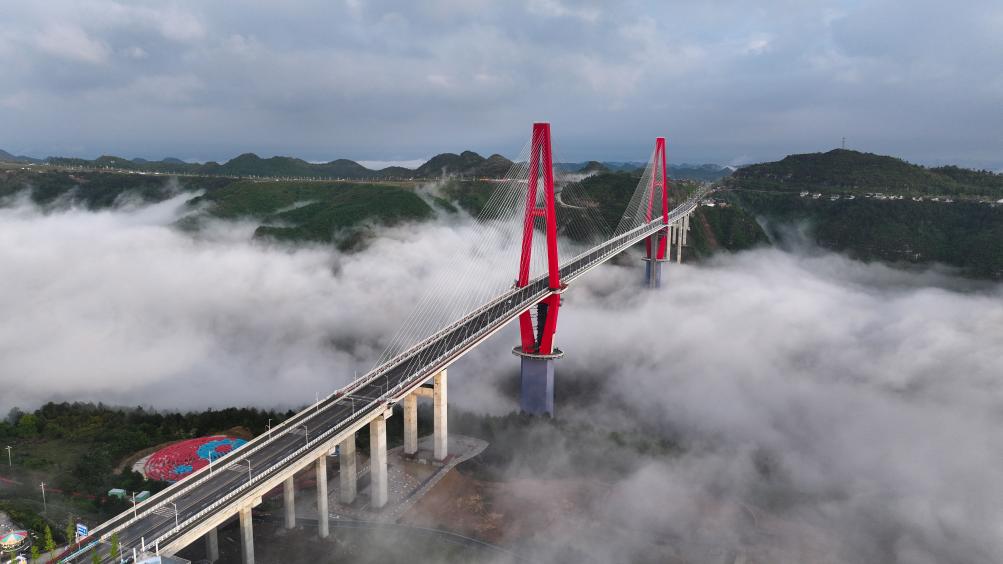 مشهد جوي لجسر ضخم بجنوب غربي الصين