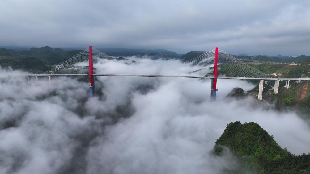 مشهد جوي لجسر ضخم بجنوب غربي الصين