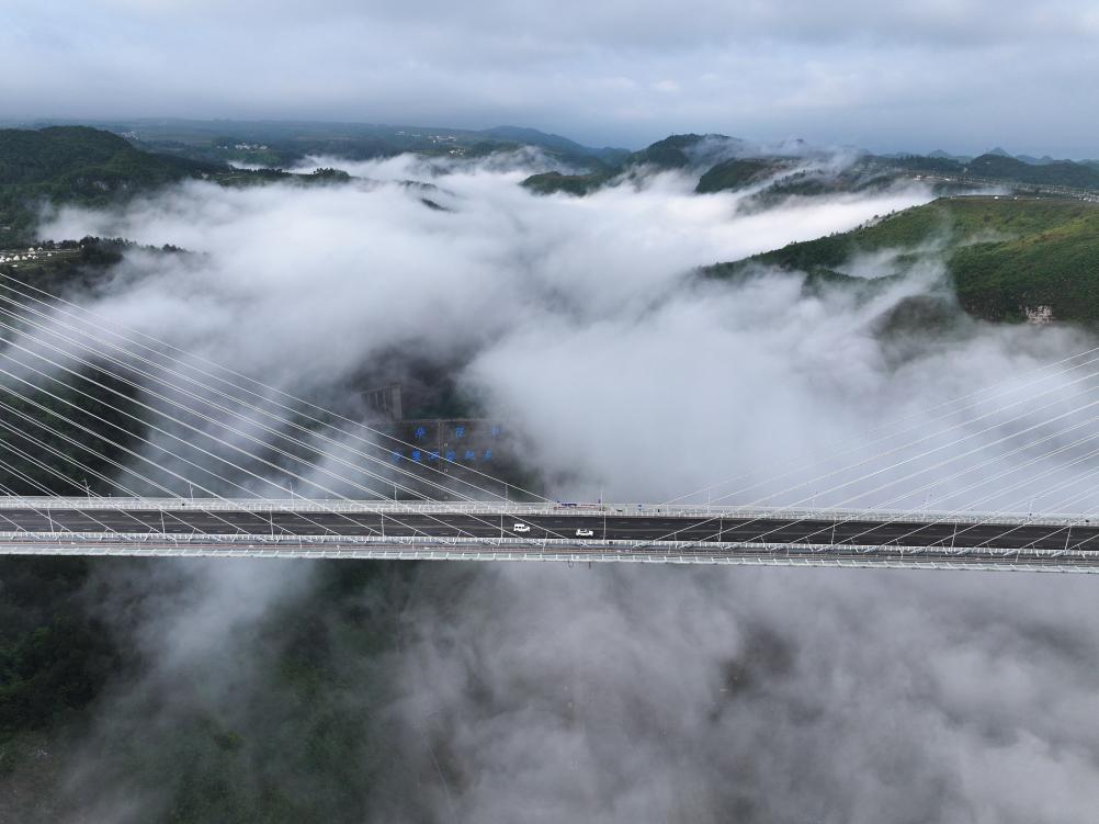 مشهد جوي لجسر ضخم بجنوب غربي الصين