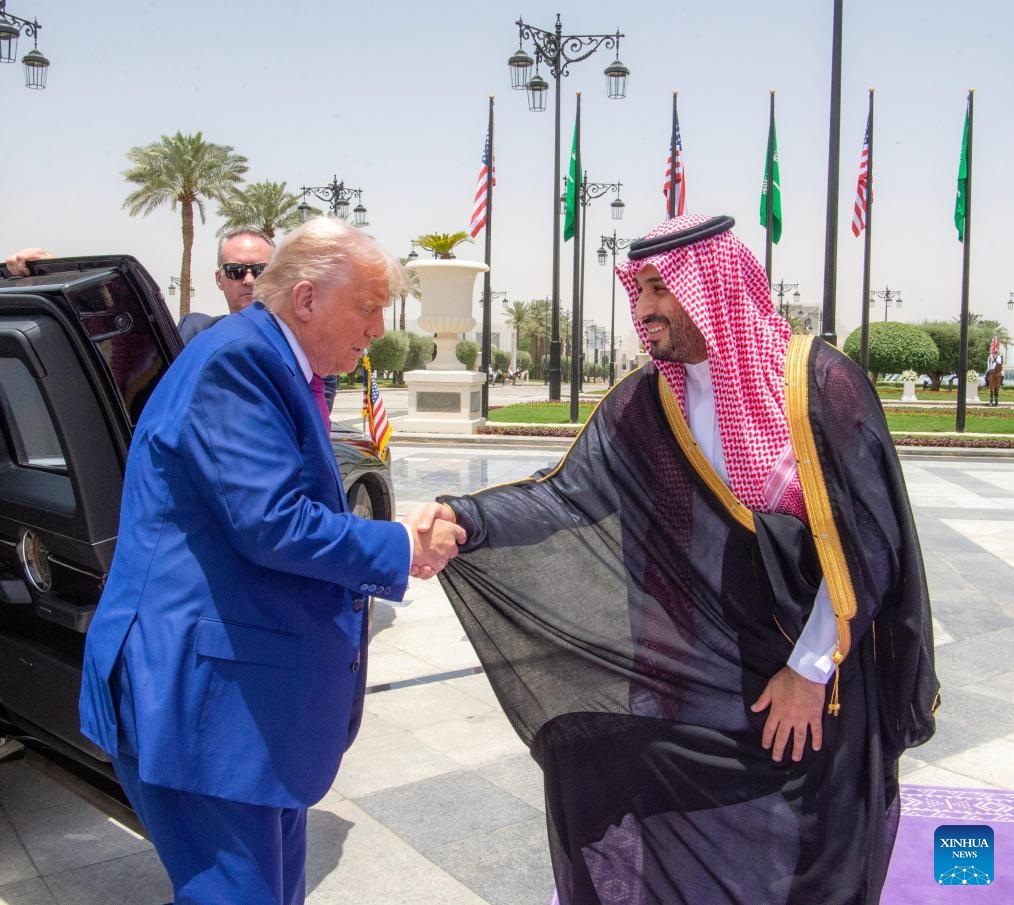 ترامب وولي العهد السعودي يوقعان اتفاقيات في الرياض