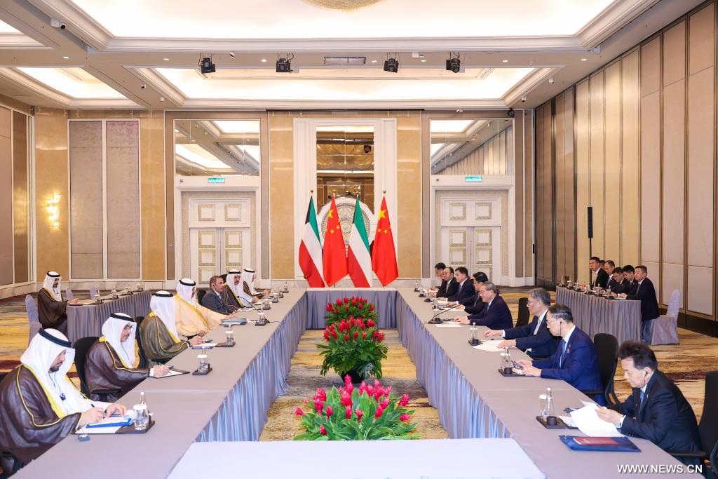 رئيس مجلس الدولة: الصين مستعدة للتعاون مع الكويت من أجل التنمية المستقرة للعلاقات الثنائية