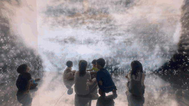 الأطفال يستمتعون بـ "نسخة دريم لاند المصغرة" على جناح صحيفة الشعب اليومية اونلاين.