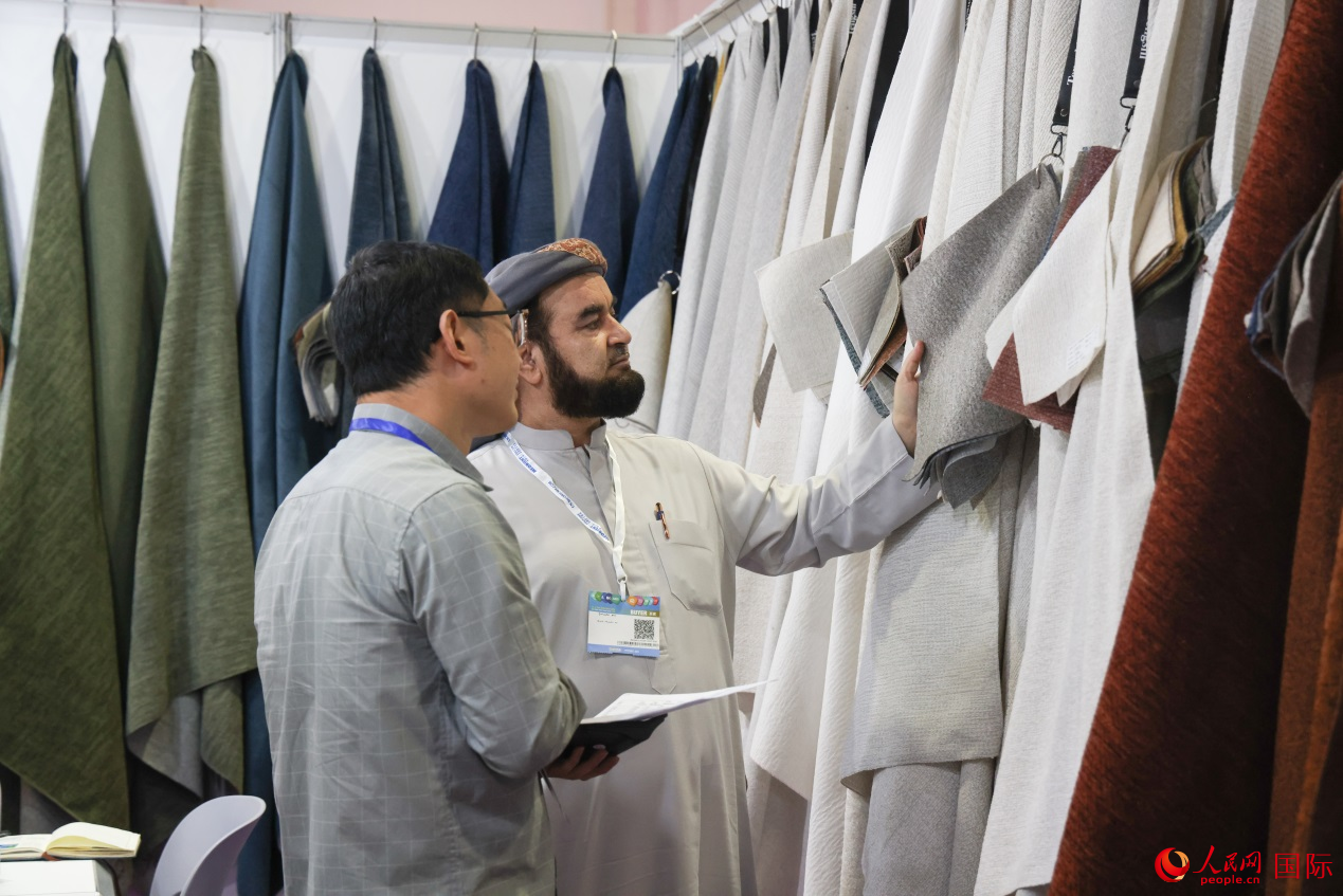 نحو 700 شركة تسجل حضورها في المعرض الصيني الإماراتي للشركات المصدّرة