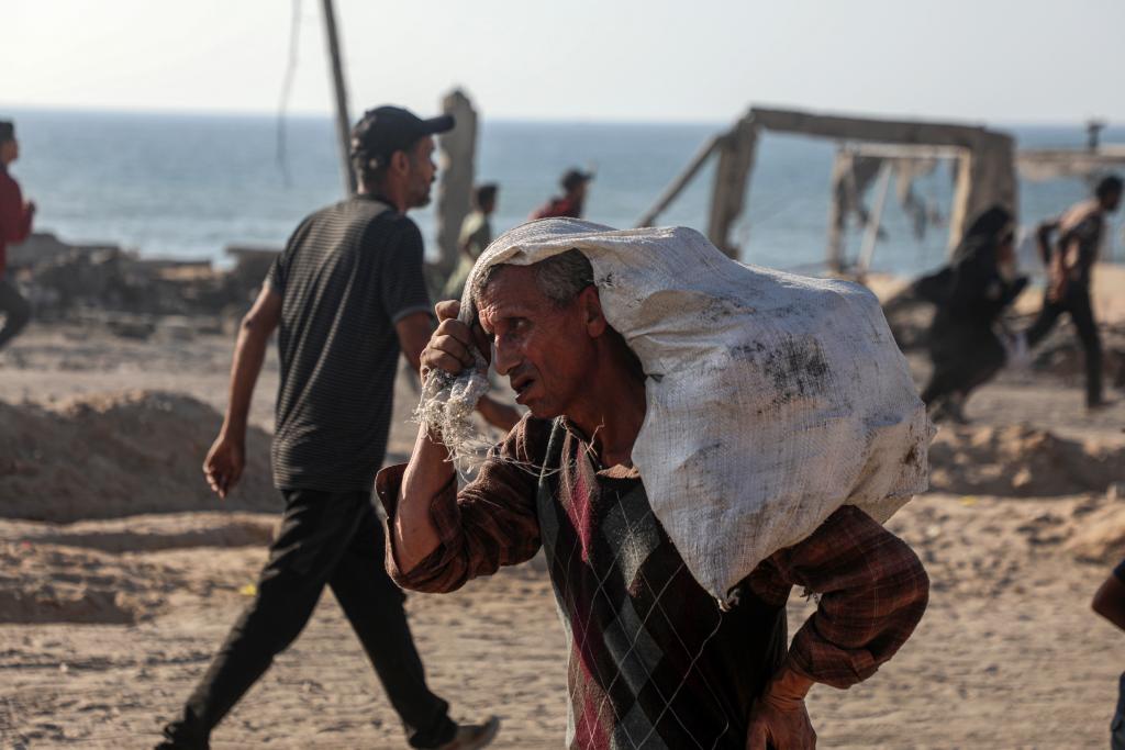 معاناة الفلسطينيين للحصول على الغذاء