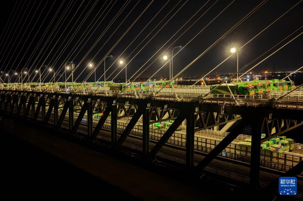 جسر تشانغتاي يجري اختبار حمولة بـ 4400 طن