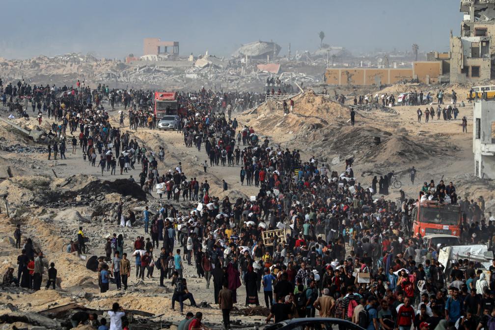 الصورة: فلسطينيون حصلوا على مساعدات في غزة