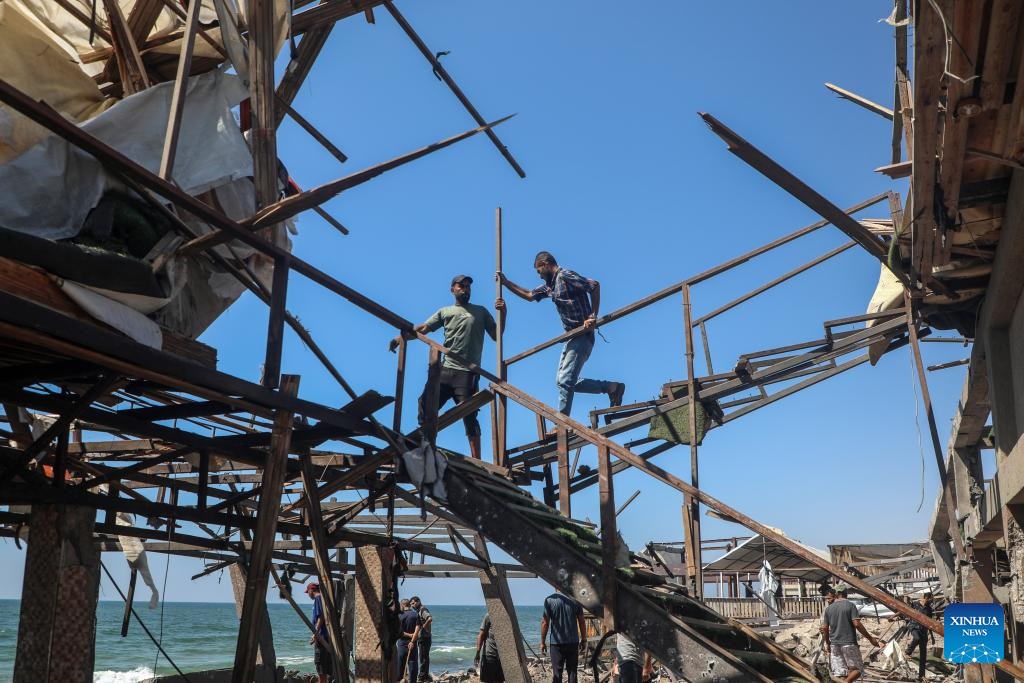 مقتل 34 فلسطينيا على الأقل في غارة إسرائيلية على مقهى في مدينة غزة