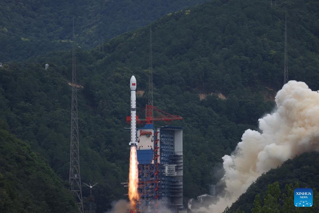 الصين تطلق بنجاح قمرا صناعيا تجريبيا جديدا