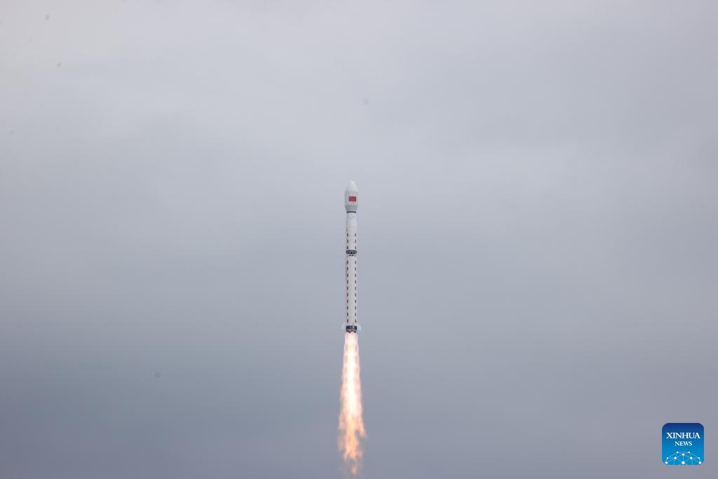 الصين تطلق بنجاح قمرا صناعيا تجريبيا جديدا