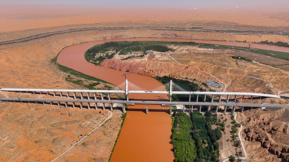 دمج جانبي جسر مضيق هيشان الضخم في شمال غربي الصين