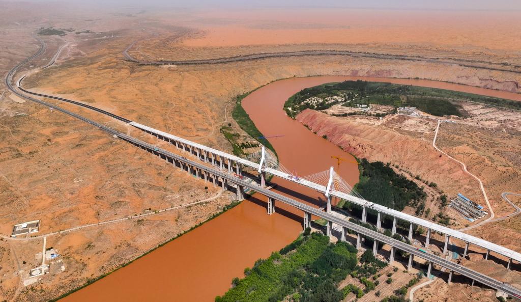 دمج جانبي جسر مضيق هيشان الضخم في شمال غربي الصين