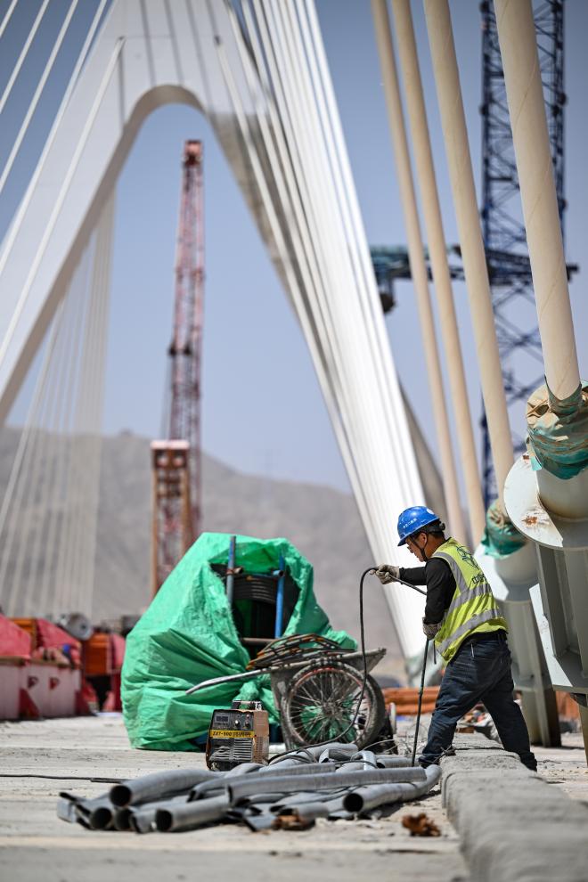 دمج جانبي جسر مضيق هيشان الضخم في شمال غربي الصين