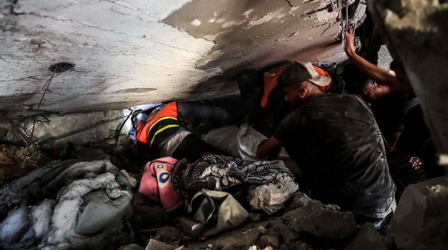 مقتل 60 فلسطينيا بينهم 6 أسرى محررين ومسعف في غزة وإسرائيل تكشف عن خطة لنقل سكان القطاع