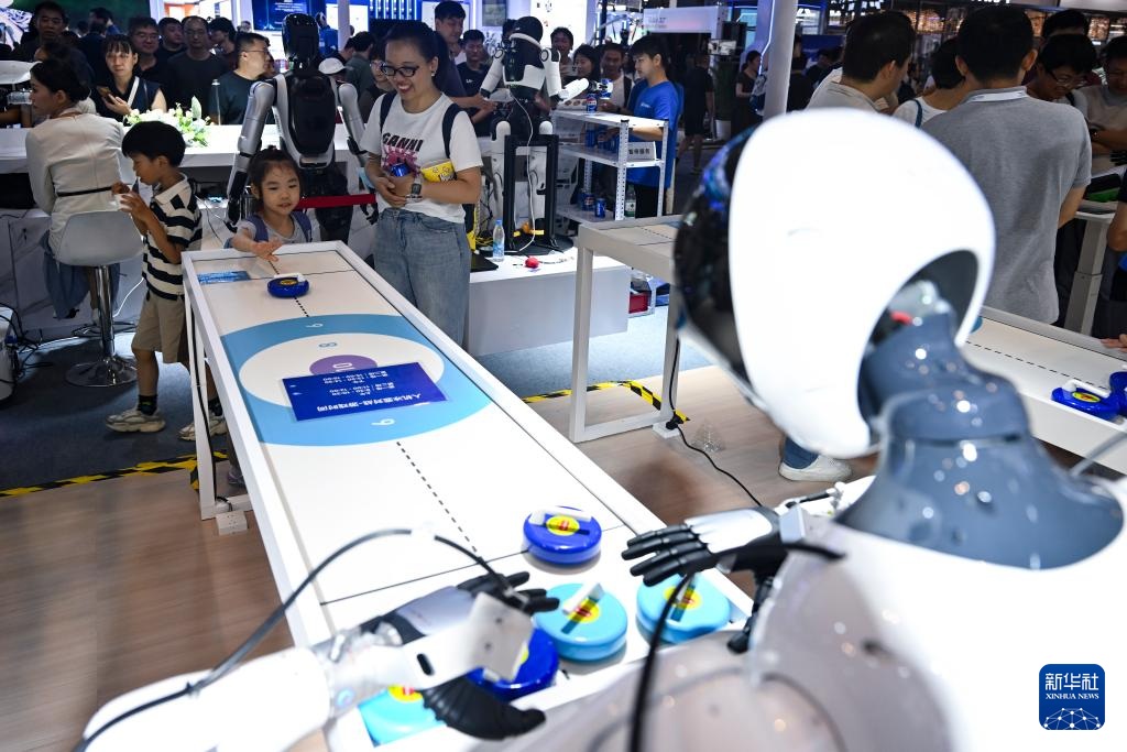 روبوتات تجلب الأنظار في مؤتمر الذكاء الاصطناعي العالمي 2025 بشنغهاي