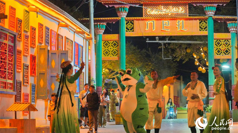 عمرها ألف عام .. نغمات وإيقاعات الطبول اليدوية تخلق جوًا احتفاليًا في ليلة مدينة كوتشا القديمة