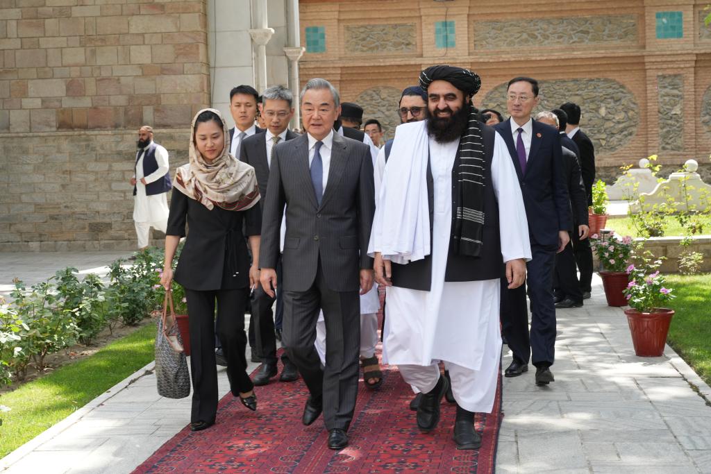 وزير الخارجية الصيني يلتقي نظيره الأفغاني لبحث العلاقات
