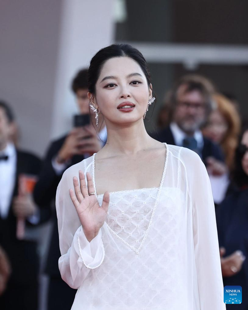 تقرير إخباري: الصينية شين تشي لى تفوز بجائزة أفضل ممثلة في مهرجان فينيسيا السينمائي الـ82