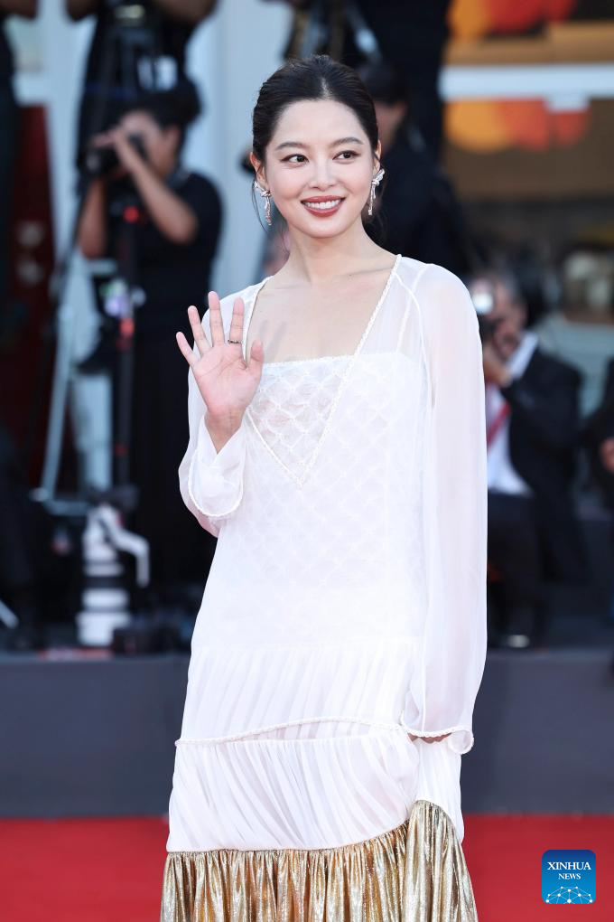 تقرير إخباري: الصينية شين تشي لى تفوز بجائزة أفضل ممثلة في مهرجان فينيسيا السينمائي الـ82