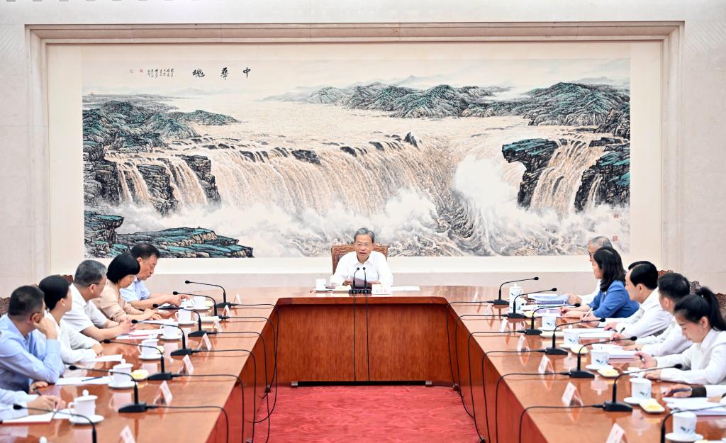 كبير المشرعين الصينيين يدعو المشرعين إلى الإسهام بمقترحات بشأن مجموعة القواعد القانونية للبيئة