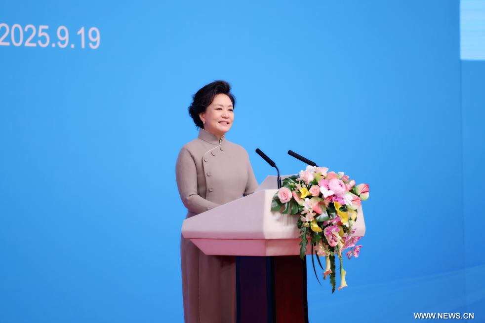 بنغ لي يوان تحضر حفل توزيع جائزة اليونسكو لتعليم الفتيات والنساء لعام 2025