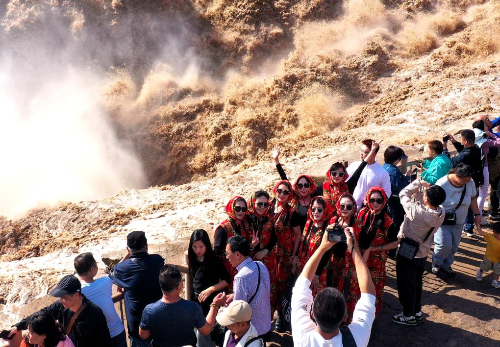 الصورة: مناظر خريفية لشلالات هوكو بشمالي الصين