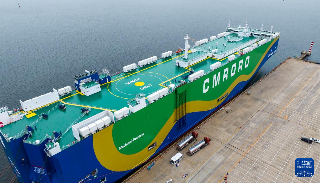 تزويد سفينة دحرجة بوقود الميثانول الأخضر في شمالي الصين