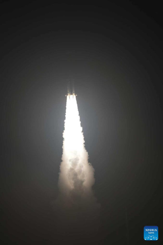 الصين تطلق مجموعة أقمار صناعية في مدار أرضي منخفض