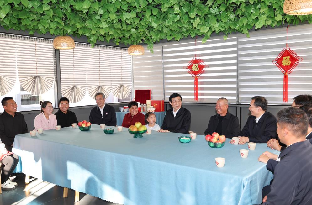 وفد مركزي يواصل زيارة مسؤولين وسكان في مناطق متعددة في شينجيانغ