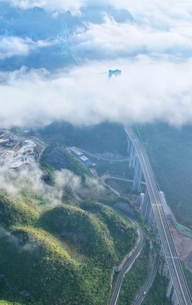افتتاح أعلى جسر في العالم أمام حركة المرور في قويتشو بجنوب غربي الصين