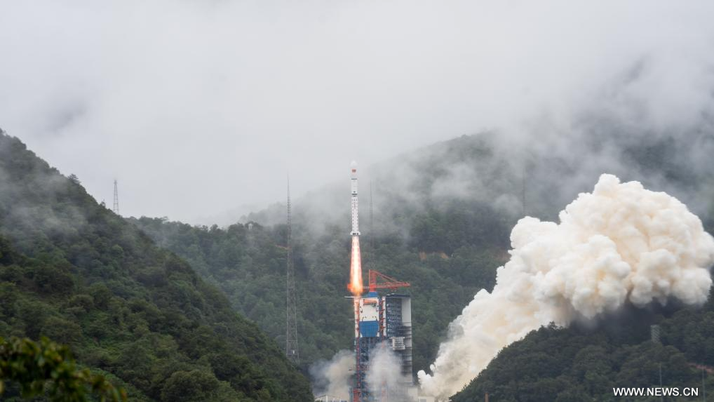 الصين تطلق بنجاح قمرين اصطناعيين تجريبيين جديدين