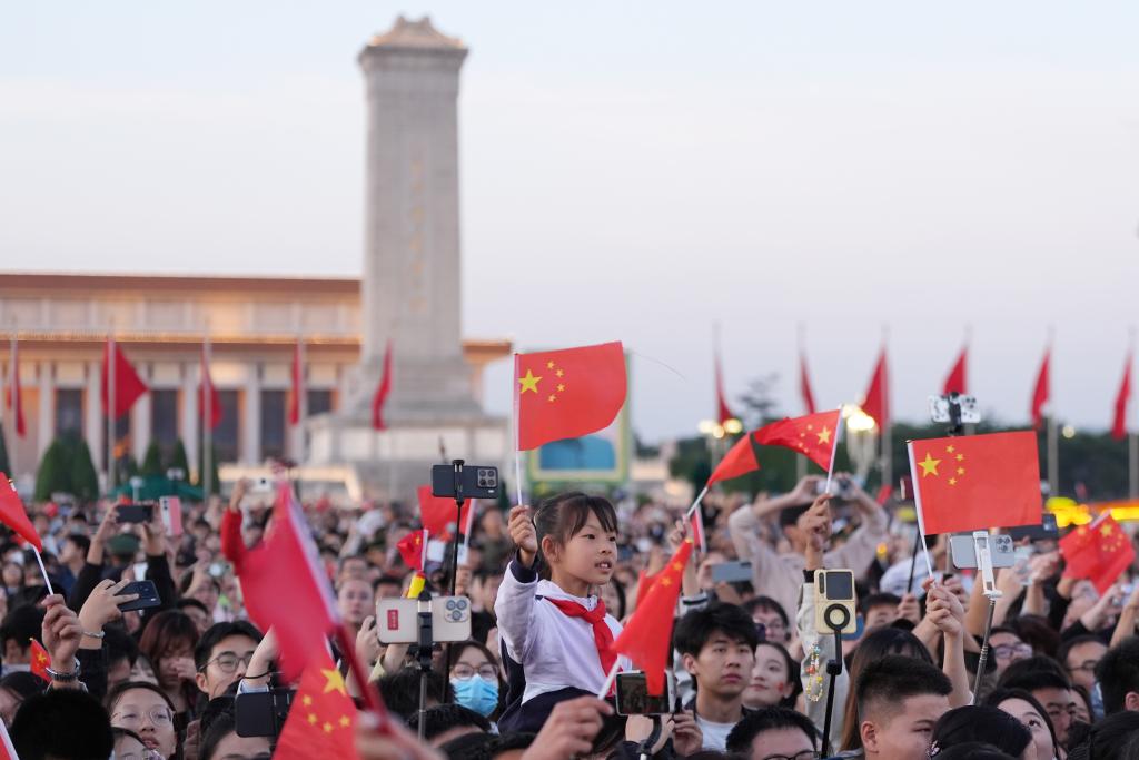 الصورة: مواطنون يحتفلون بالذكرى الـ76 لتأسيس جمهورية الصين الشعبية