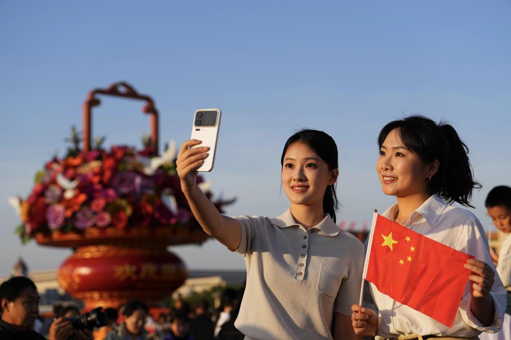 الصورة: مواطنون يحتفلون بالذكرى الـ76 لتأسيس جمهورية الصين الشعبية