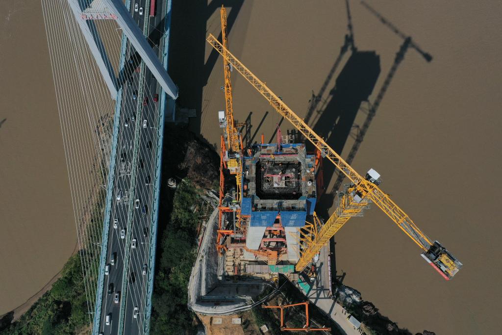 بناء جسر للطرق السريعة والسكك الحديدية بشرقي الصين